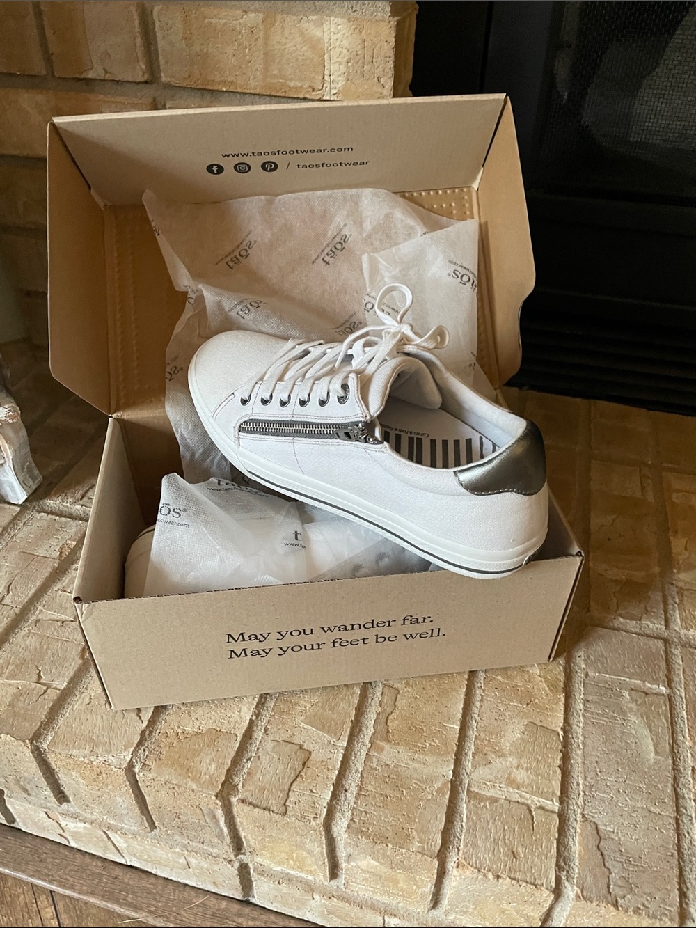 Like New Women’s size 11 Taos Footwear White Sneakers with Silver Heel